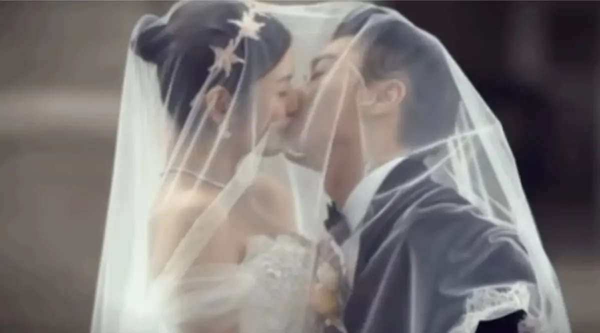 ▲陳妍希過去在婚禮上與陳曉的婚紗吻，至今仍在網路上流傳。（圖／翻攝微博）