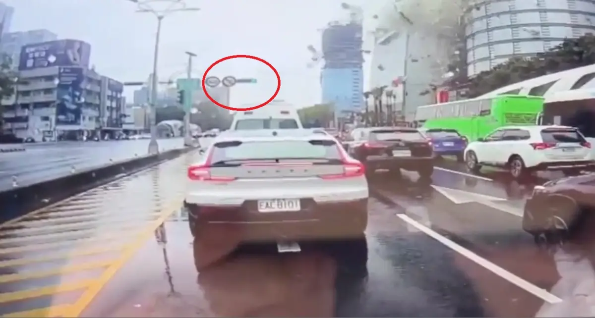▲行車紀錄器拍到新光三越氣爆炸巨響時還是紅燈，玻璃帷幕等建築物外牆被炸開掉落地面時，燈號已是綠燈（紅圈處），但所有人車都不敢前進。（圖／翻攝網路）
