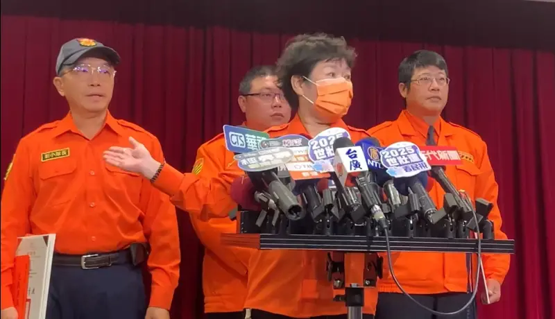 ▲義交何小姐和副小隊長程先生（左一）在新光爆炸案中都被砸傷，仍忍痛指揮交通5小時。（圖／記者顏幸如攝，2025.02.18）