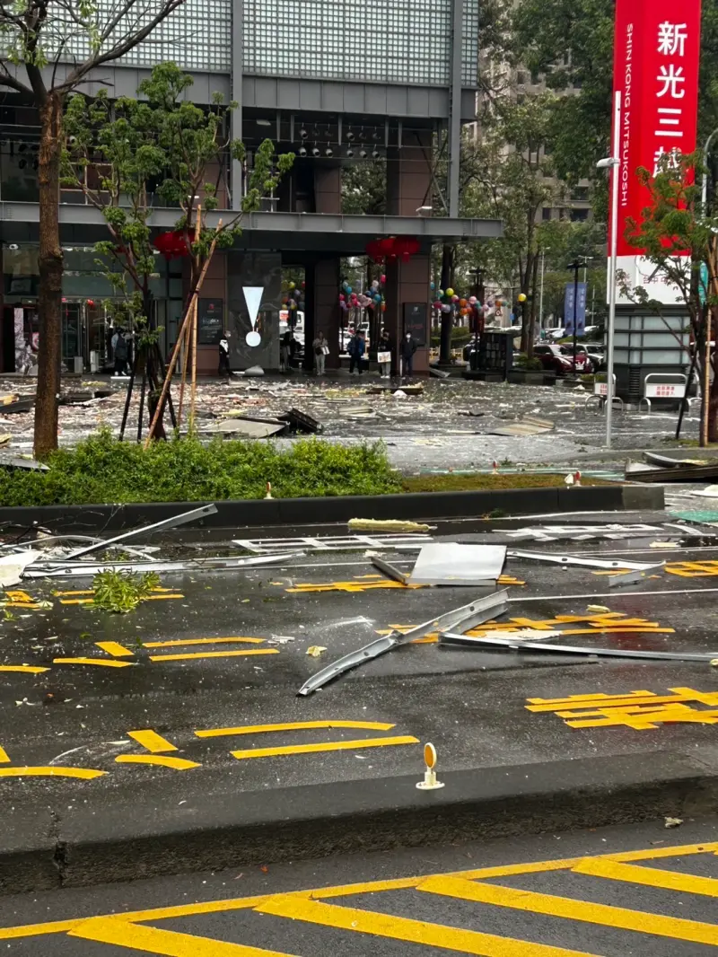▲新光三越百貨傳出爆炸，玻璃帷幕等建築物外牆被炸開掉落地面，車道滿目瘡痍。（圖／翻攝網路）