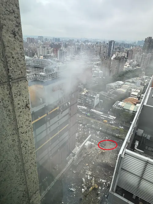 影/我還能動就要幫忙!她遭氣爆砸傷忘了痛 第一視角曝傷亡關鍵 ▲義交何小姐和副小隊長程先生當時正站在新光三越(左)和大遠百(右)中間的慢車道(紅圈處)指揮交通。(圖/翻攝網路)