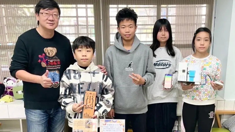 ▲大寮區永芳國小代表高雄市參賽傳出佳績，其中「救護車通行系統」、「智慧廁所清潔助手」2項發明，勇奪「災害應變類」金牌、「便利生活類」銀牌。（圖／高市府教育局提供）