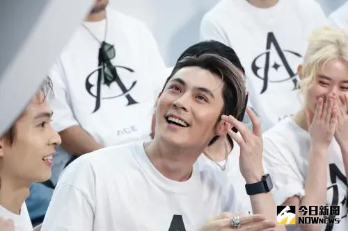 ▲陳奕、張立昂、吳思賢、羅宏正、李千娜出席《男公館》開機記者會。（圖／記者陳明安攝）