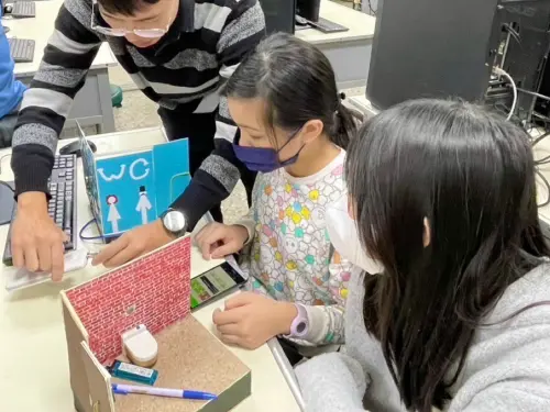 ▲ 「智慧廁所清潔助手」勇奪便利生活類銀牌。(圖/高市府教育局提供) ▲ 「智慧廁所清潔助手」勇奪便利生活類銀牌。(圖/高市府教育局提供)