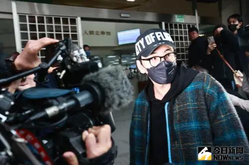 藝人王大陸涉逃兵交保,離開地檢署前往保母車,一度因為過度擁擠,甚至記者被擠到車門前方,導致王大陸上不了車。(圖/記者葉政勳攝) ▲藝人王大陸昨(18)日涉逃兵交保,離開地檢署前往保母車,一度因為過度擁擠,甚至記者被擠到車門前方,導致王大陸上不了車。(圖/記者葉政勳攝)