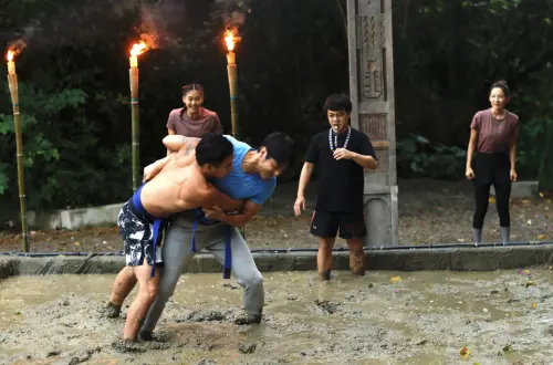 ▲胡宇威（藍衣者）及小煜（左）在實境節目《不在我的世界當勇者》肉搏摔角。（圖／公視提供）