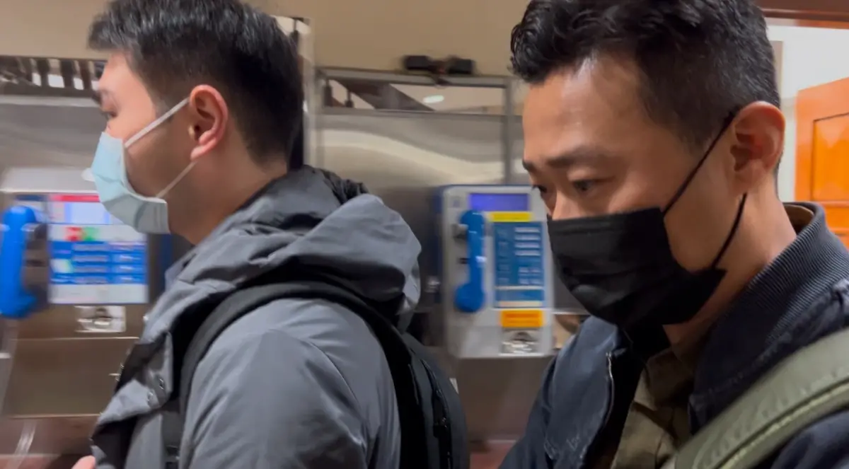 ▲涉嫌撿屍性侵的金馬導演游智煒，去年底被檢察官依趁機性交罪起訴，今首次開庭，看到記者出現，游智煒先是驚訝，後來面對問題皆不發一語。（圖／記者徐敏娟攝）