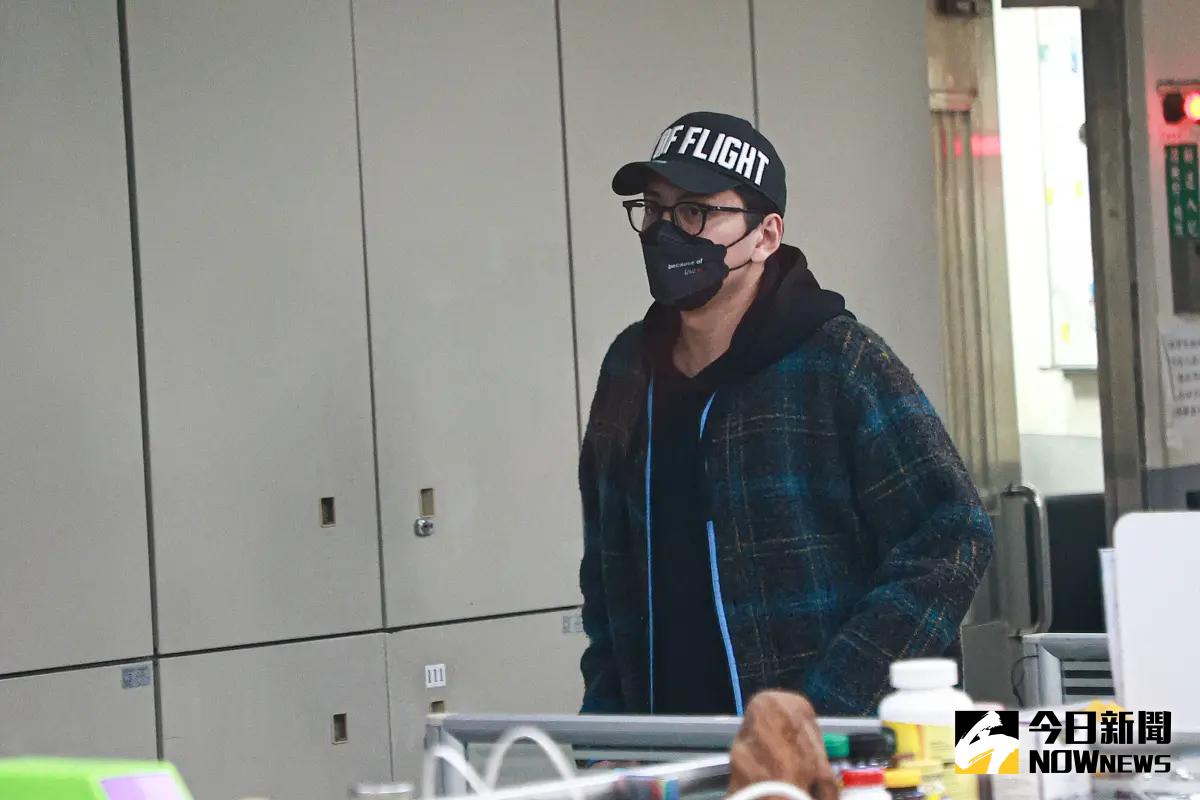 ▲藝人王大陸2月18日因涉嫌逃兵，在新北地檢署開偵查庭，後續獲准以15萬元交保。（圖／記者葉政勳攝 , 2025.02.18）