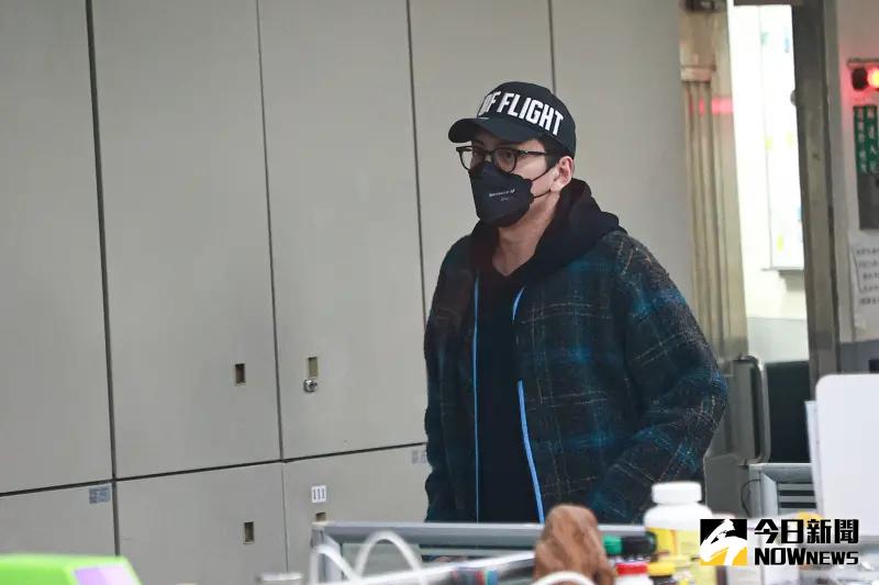 ▲藝人王大陸2月18日因涉嫌逃兵，在新北地檢署開偵查庭，後續獲准以15萬元交保。（圖／記者葉政勳攝 , 2025.02.18）