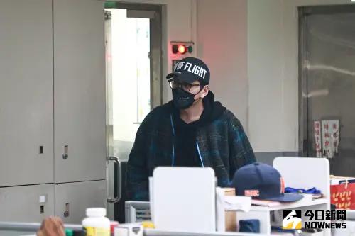 ▲藝人王大陸遭檢舉，花百萬透過仲介教學，騙取免役體檢報告，檢警以違反妨害兵役治罪條例偵辦，在地檢署開偵查庭一個多小時後，獲准以15萬元交保。（圖／記者葉政勳攝 , 2025.02.18）