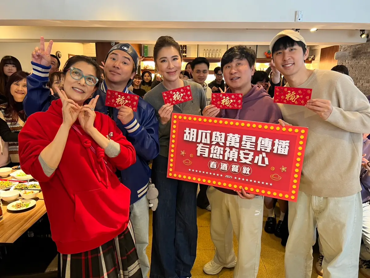 ▲胡瓜（右二）為了這次在北流的「鑽石舞台之夜演唱會」砸了2000萬成本，但即使第二場撞到江蕙宣布開唱，門票依舊仍完售，他考慮再加開一場。（圖／胡瓜提供）