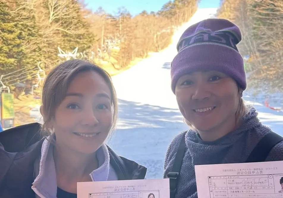▲季芹（左）、王仁甫（右）考取滑雪教練證，過程充滿挑戰，季芹克服恐懼因賈永婕的親弟弟教會滑雪，幽默互動讓粉絲直呼超可愛！（圖／王仁甫IG）