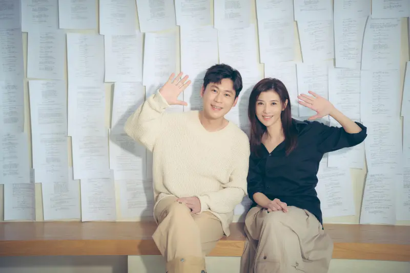 ▲蘇慧倫（右）在〈就說給我聽〉MV中合作飾演《影后》壁虎的黃迪揚（左），還自嘲唱這首歌時變「情緒的奴隸」，不斷反覆釋放情感。（圖／相信音樂提供）