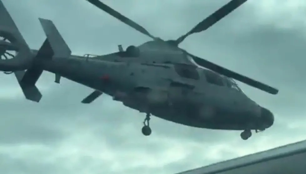 ▲中國軍機蓄意近逼菲律賓公務機，雙方最近距離僅剩3公尺，危險畫面曝光。（圖／翻攝自@jaytaryelaＸ）