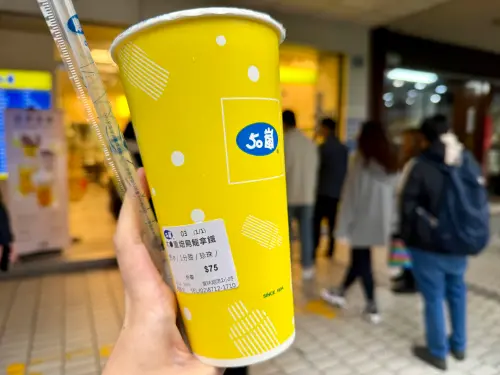 50嵐「爆紅拿鐵」驚動總部!店員今狂賣100杯↑:完美比例喝上癮 ▲《NOWnews今日新聞》照著店員推薦買來開箱試喝。(圖/記者蕭涵云攝)