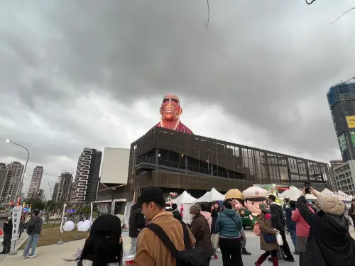 ▲2025年台灣燈會一大亮點「進擊的巨人」17:00充氣完成，恢復展出。（圖／桃園市政府提供）