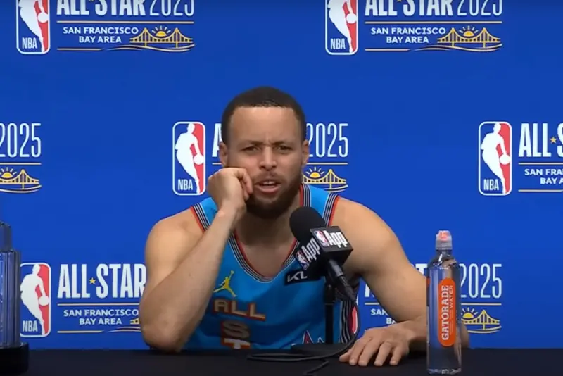 ▲有美國記者的問題的開頭是「你讓人意外的只有11次全明星」，引發Stephen Curry本人吐槽：「你標準好高」。（圖／翻攝自YouTube）