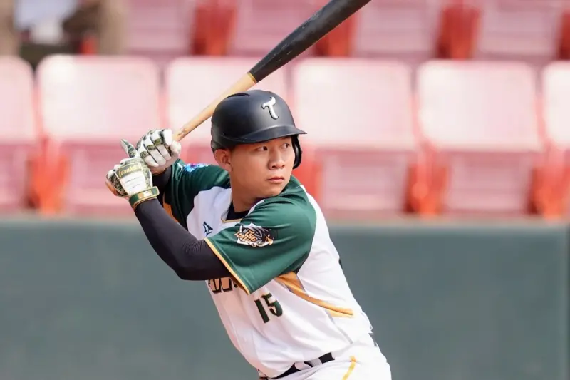 ▲南非隊今（18）日和台鋼雄鷹隊進行熱身賽，前3局和取得5：0領先，但後3局被雄鷹一口氣轟下19分逆轉，終場以7：19遭到「扣倒」提前結束比賽。圖為比賽中開轟的吳伯萱。（圖／取自台鋼雄鷹臉書）