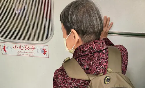 92歲阿嬤擠上火車獨旅!「帥氣背影照」曝光 3萬人感動:超勇敢