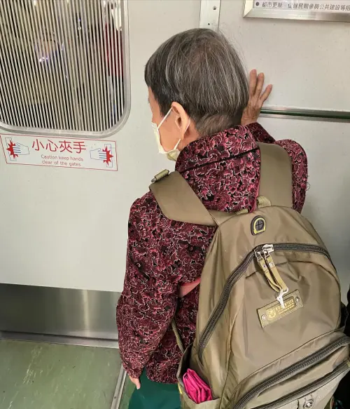 92歲獨自搭火車出遊,站姿相當穩健,包包也有做好防盜準備。(圖/花蓮呼吸民宿授權使用) ▲92歲獨自搭火車出遊,站姿相當穩健,包包也有做好防盜準備。(圖/花蓮呼吸民宿授權使用)