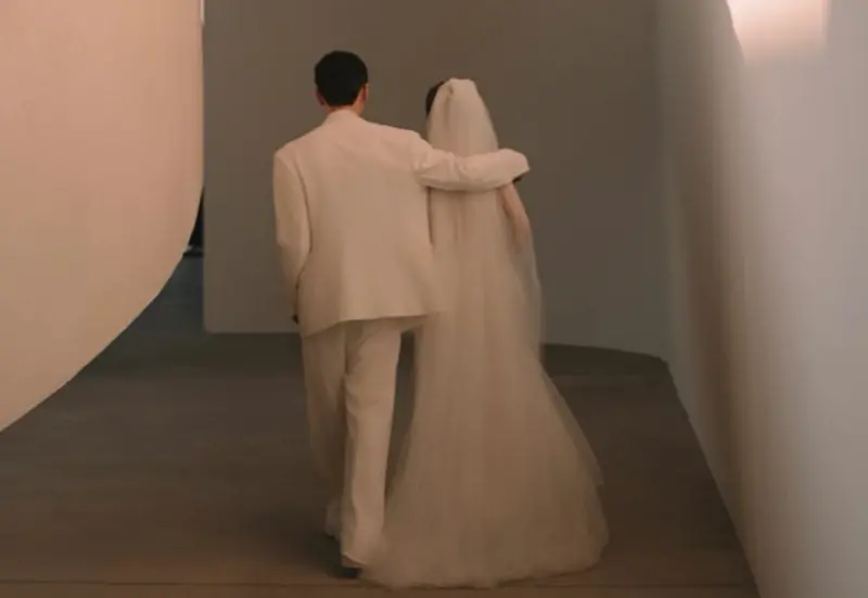 ▲楊丞琳首次曝光和李榮浩的甜蜜婚禮照，透露2人婚禮已經過了1週年，有粉絲推測他們應該是在泰國舉行婚禮的。（圖／楊丞琳臉書）