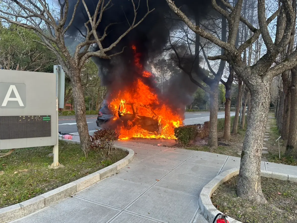 ▲BMW百萬休旅車突然起火燃燒、瞬間成火球。（圖／新竹縣消防局提供）