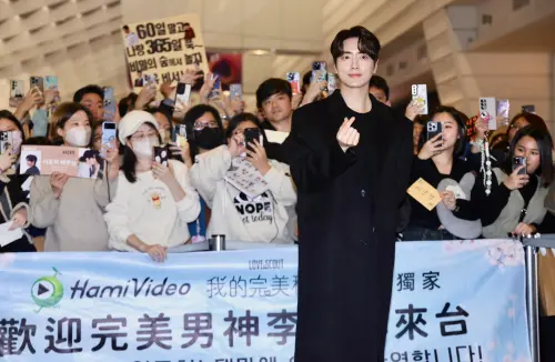 《我的完美祕書》李浚赫 ▲李浚赫在傍晚6點48分左右抵達桃機大廳。(圖/NOWnews攝影中心114.02.18)