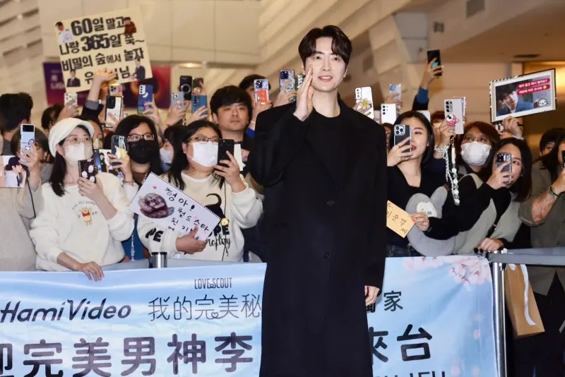 ▲出演《我的完美秘書》的韓劇男神李浚赫今（18）日來台，稍早抵達桃機就掀起現場500名粉絲暴動，其中還有粉絲帶著愛犬來，幸運獲得男神寵幸。（圖／NOWnews攝影中心114.02.18）