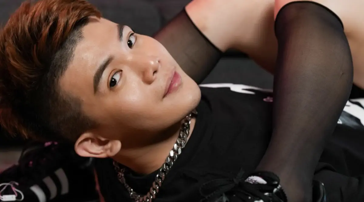 ▲YouTuber「反骨男孩」成員孫生（如圖）涉摸臀性騷案，遭判刑5個月，今（18）日稍早遭公司宣布解約切割，而他載B女開房硬上「拍不雅片」的風波又爆出，對此，他直球反駁對方並嗆聲：「可以隨時來跟我要影片！」（圖／翻攝自孫生IG）