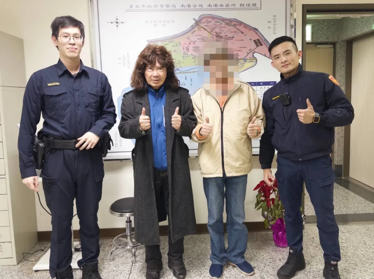 ▲藝人「舞棍阿伯」葉復台（左二）不慎將錢包遺留在計程車上，急向北市南港警分局南港派出所求助，成功找到小黃運將送回錢包。（圖／台北南港警分局提供）