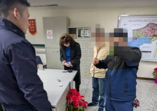 小黃運將得知藝人「舞棍阿伯」葉復台的錢包遺落在他車上,二話不說趕緊把錢包送到派出所面交。(圖/台北南港警分局提供) ▲小黃運將得知藝人「舞棍阿伯」葉復台的錢包遺落在他車上,二話不說趕緊把錢包送到派出所面交。(圖/台北南港警分局提供)