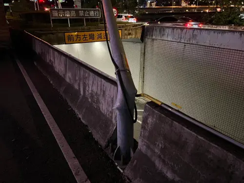 ▲拖吊車駕駛誤判道路寬，未注意到小木屋寬度比路寬，不慎撞歪路旁燈桿。（圖／警方提供）