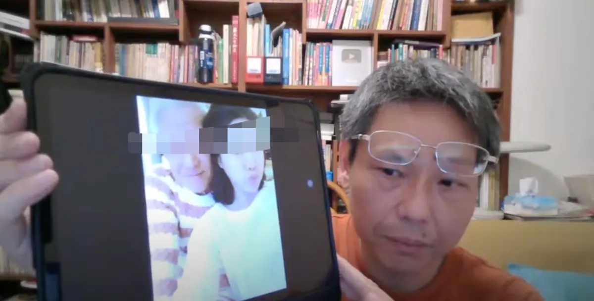 ▲資深媒體人謝寒冰今（18）晚再釋出更多曹興誠婚外情約會照。（圖／取自謝寒冰直播頻道）