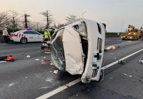 ▲國1台中豐原段六車追撞，白色自小客車翻覆，2乘客當場被拋飛車外。（圖／翻攝畫面）