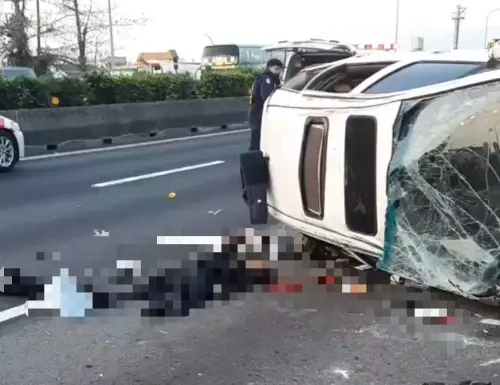 ▲國1台中豐原段六車追撞，白色自小客車翻覆，2乘客當場被拋飛車外。（圖／翻攝畫面）