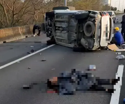 ▲國1台中豐原段六車追撞，白色自小客車翻覆，2乘客當場被拋飛車外。（圖／翻攝畫面）