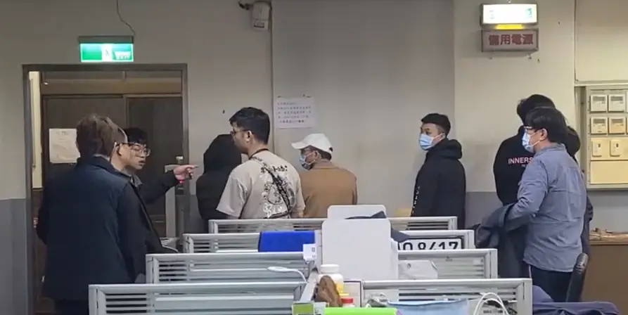 ▲王大陸逃兵案仲介被帶至新北檢法警室準備接受複訊