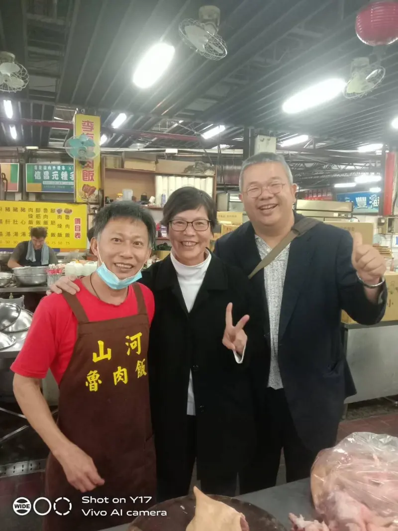 ▲蔡壁如與台中第二市場內知名的山河魯肉飯老闆合照。（圖／翻攝蔡壁如臉書，2025.02.19）