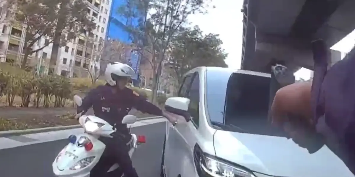 ▲台北市內湖區警方攔查違停車輛，許姓駕駛竟衝撞警方逃逸，員警連開11槍制止。（圖／警方提供）