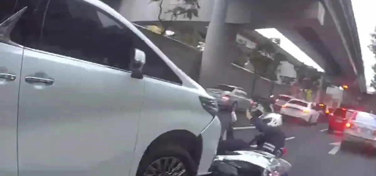 ▲許姓駕駛被通緝遇到警方攔查，當場開車逃逸，直接朝警方衝撞，導致內湖文德所副所長陳明昶連人帶車被撞倒受傷，檢方聲押許男。（圖／警方提供）