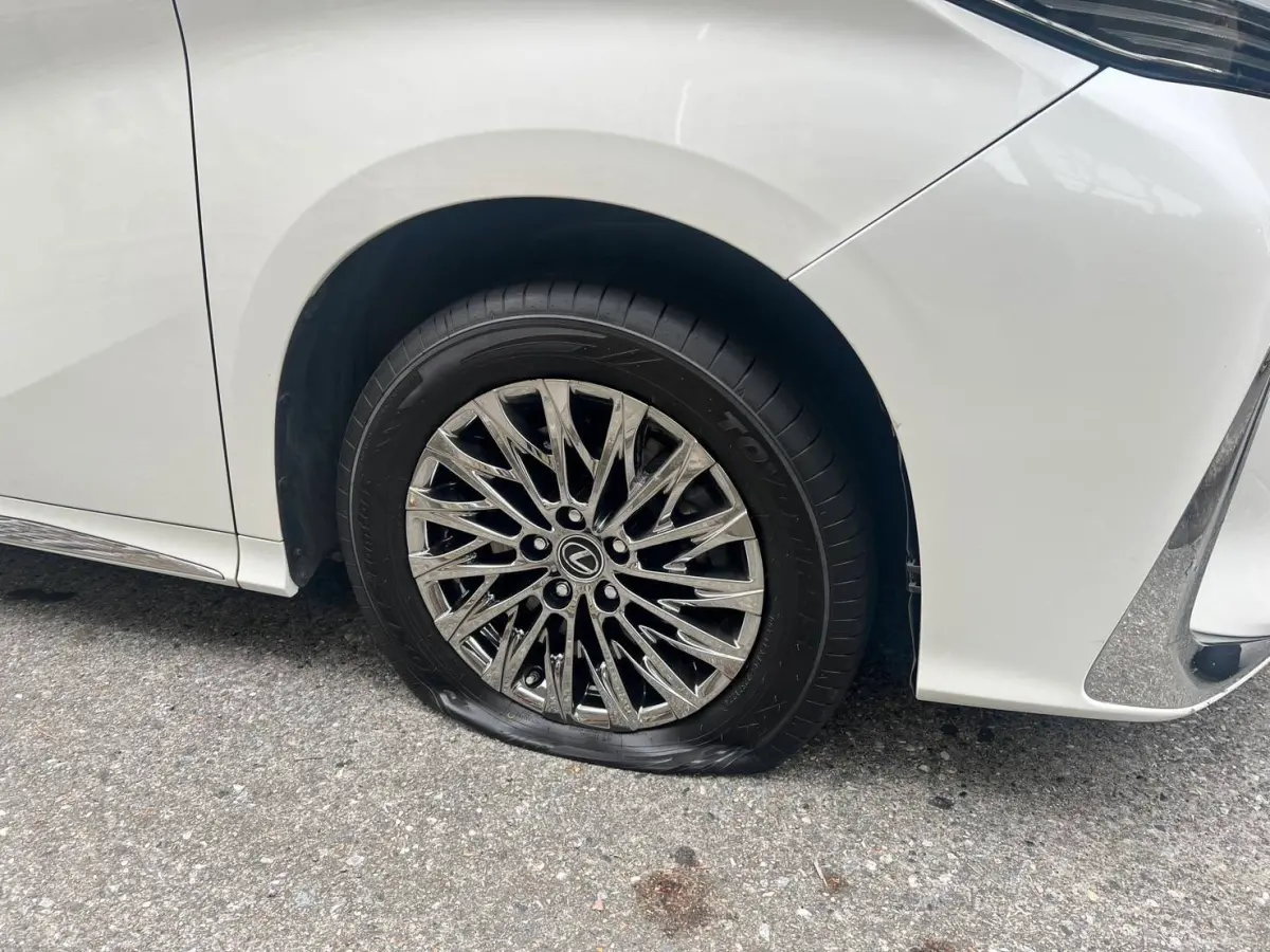 ▲涉及兒少性剝削案遭通緝的許姓男子，因為違停被警方攔查，竟然開車衝撞員警企圖逃逸，員警連開11槍制止。（圖／警方提供）