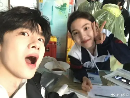 ▲陸劇《難哄》昨日開播引發熱烈討論，《今日新聞NOWnews》為您整理前3集中2個劇情改動，以及隱藏在片頭與片尾的小細節。（圖／翻攝自白敬亭微博）