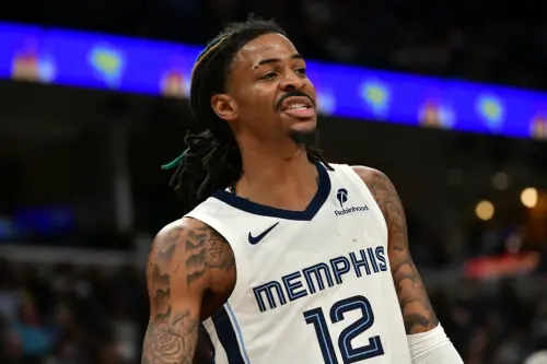 快訊／Ja Morant受傷！疑似踩到勇士球員腳　神情痛苦被換下場
