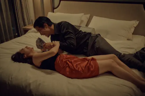 ▲《死了一個娛樂女記者之後》小薰大讚薛仕凌不愧是影帝級的演員，兩人滾床戲備受討論。（圖／鏡文學）