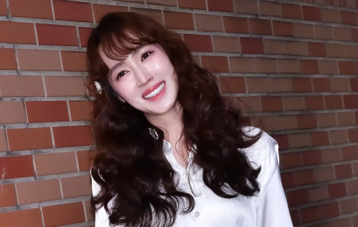 ▲小薰（如圖）在戲劇《死了一個娛樂女記者之後》中色誘薛仕凌，男友鄭人碩看了她的床戲，回應「我還在消化，不要煩我」吃醋反應很可愛。（圖／鏡文學）