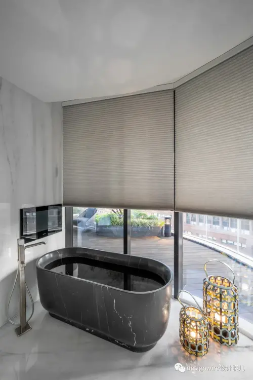 ▲浴室擺放兩盞LV燈籠,靠窗的按摩浴缸把夜景和露台花園都納入視野。(圖/Designwire 设计腕儿微信) ▲浴室擺放兩盞LV燈籠,靠窗的按摩浴缸把夜景和露台花園都納入視野。(圖/Designwire 设计腕儿微信)