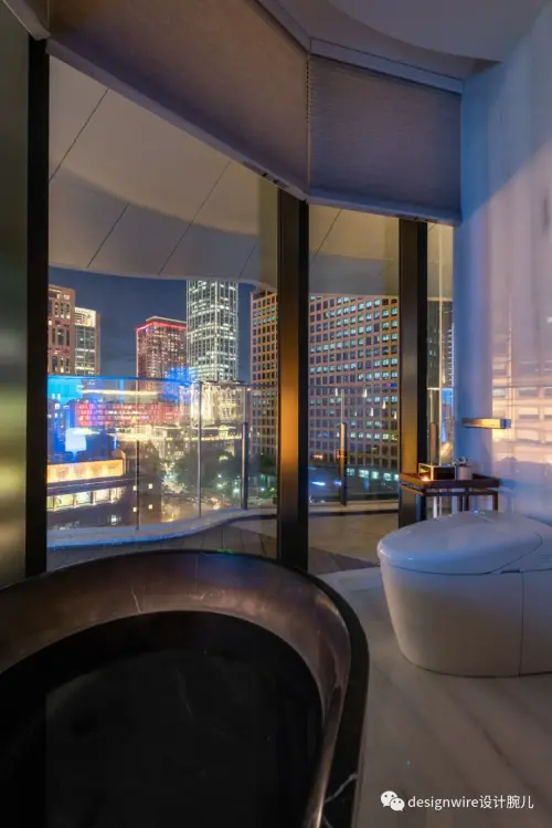 ▲靠窗的按摩浴缸把夜景和露台花園都納入視野。(圖/Designwire 设计腕儿微信) ▲靠窗的按摩浴缸把夜景和露台花園都納入視野。(圖/Designwire 设计腕儿微信)