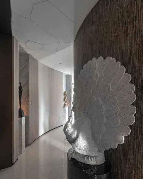 ▲陶朱隱園9樓實品屋廊道擺設名為「歌舞升平」的MEISSEN大型瓷偶藝術品。(圖/Designwire 设计腕儿臉書) ▲陶朱隱園9樓實品屋廊道擺設名為「歌舞升平」的MEISSEN大型瓷偶藝術品。(圖/Designwire 设计腕儿臉書)