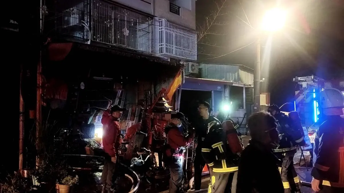 ▲嘉義中埔民宅神壇發生火警，造成1死3重傷，最後被救出的5歲男童被燒到碳化，家屬情緒崩潰。（圖／嘉義縣消防局提供）