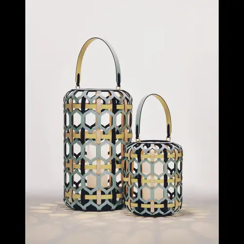 ▲LV燈籠有兩尺寸與顏色,售價分別為23.5萬及31.2萬元。(圖/LV官網) ▲LV燈籠有兩尺寸與顏色,售價分別為23.5萬及31.2萬元。(圖/LV官網)